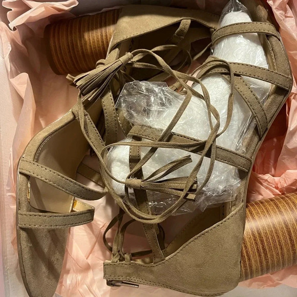 Just Fab Roma Women Dressy sandals, size 11 color Taupe straps go up legs - Picture 2 of 10